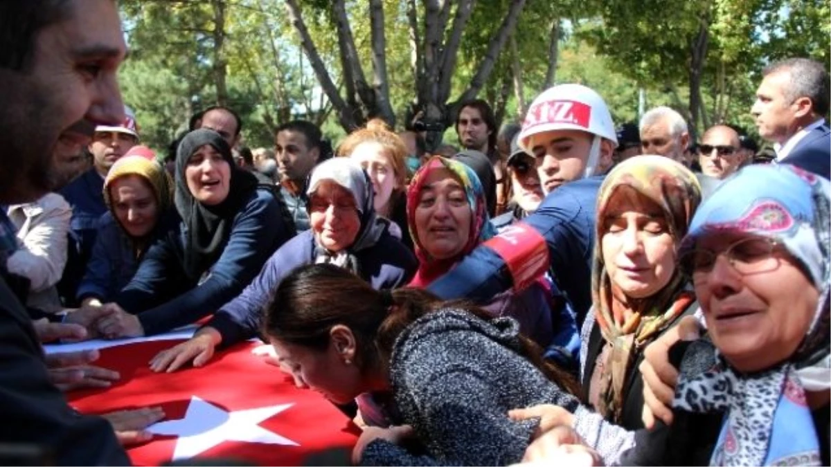 Şehidin 1 Aylık Nişanlısından Yürek Yakan Veda