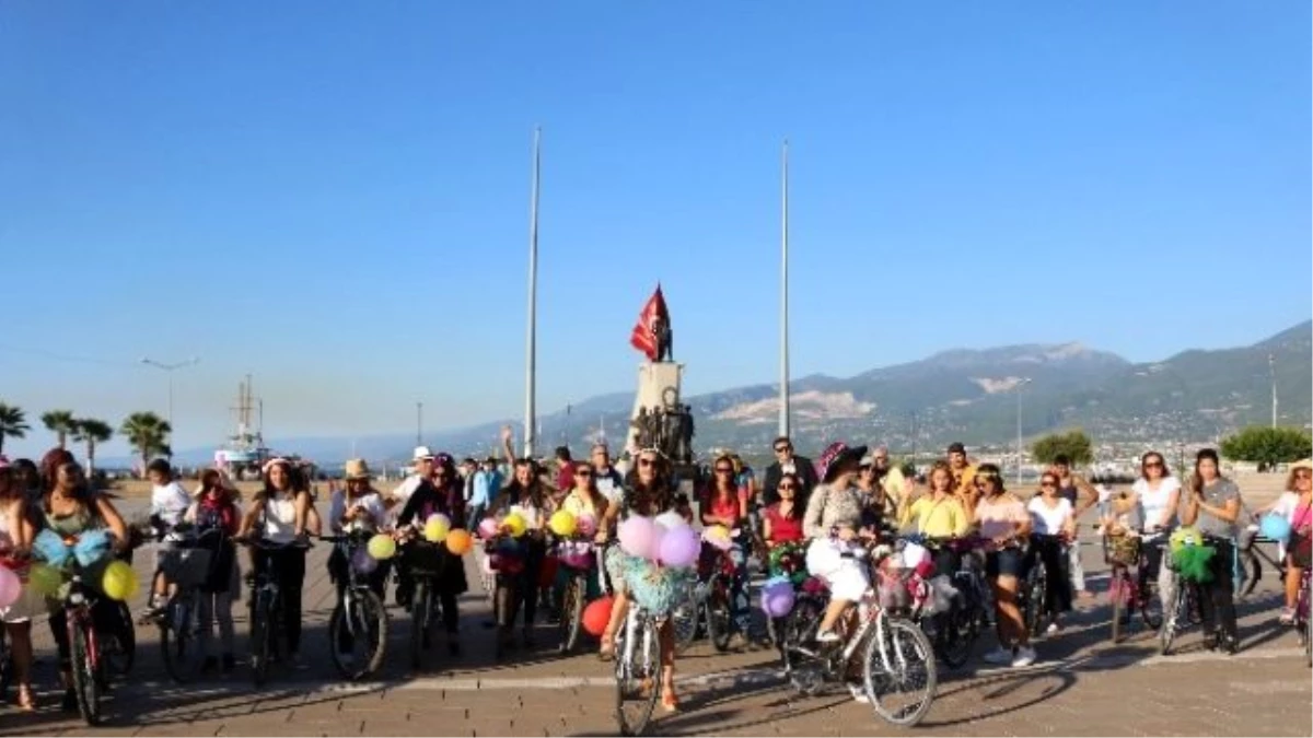 Süslü Kadınlar\' İskenderun\'da Bisiklet Turu Düzenlediler