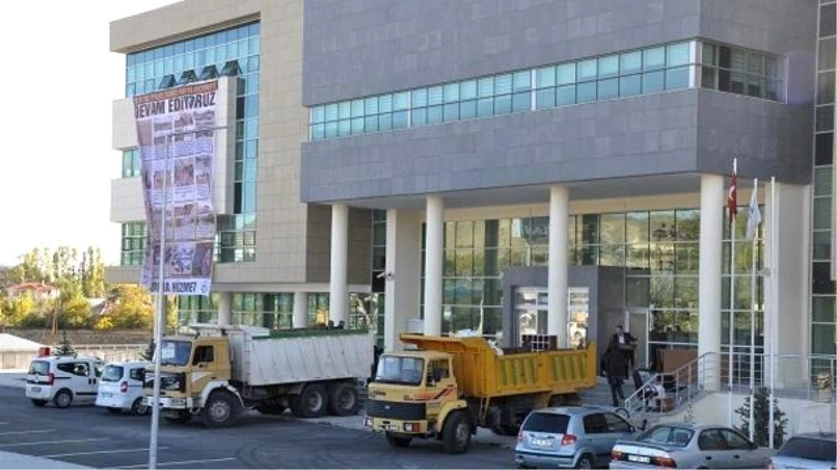 Van\'da Belediye Binası Önünde Bomba Yüklü Araç Yakalandı