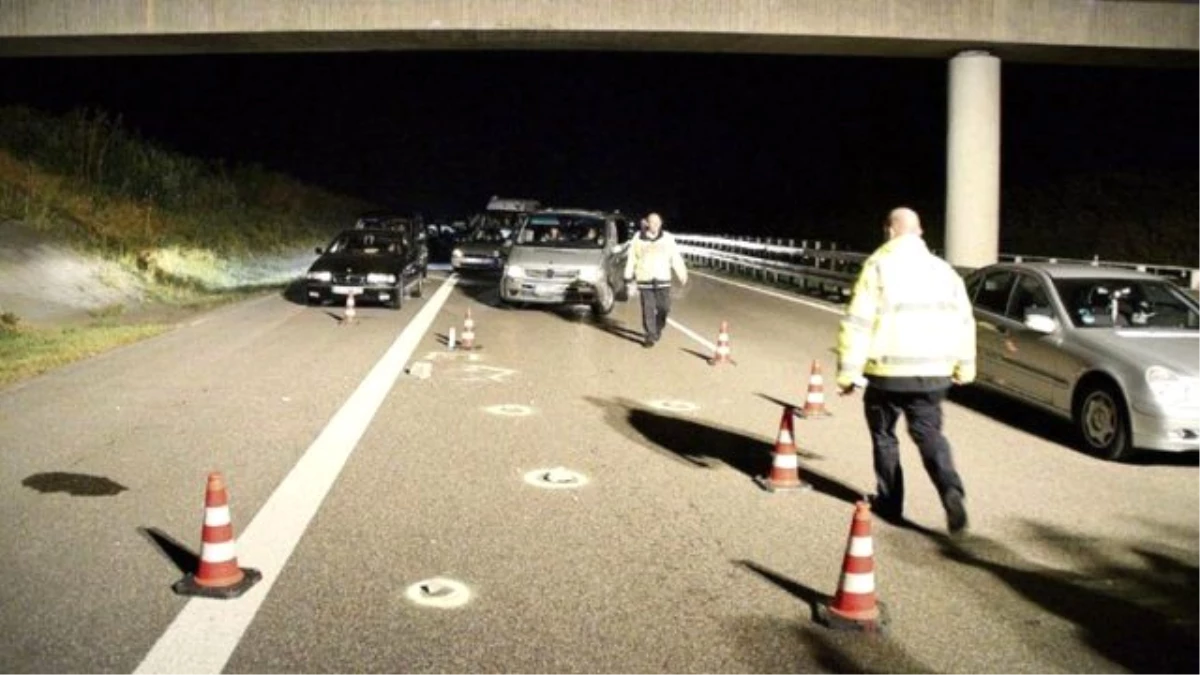 Almanya\'da Bir Türk Aile 12 Kiloluk Taş Yüzünden Kaza Yaptı