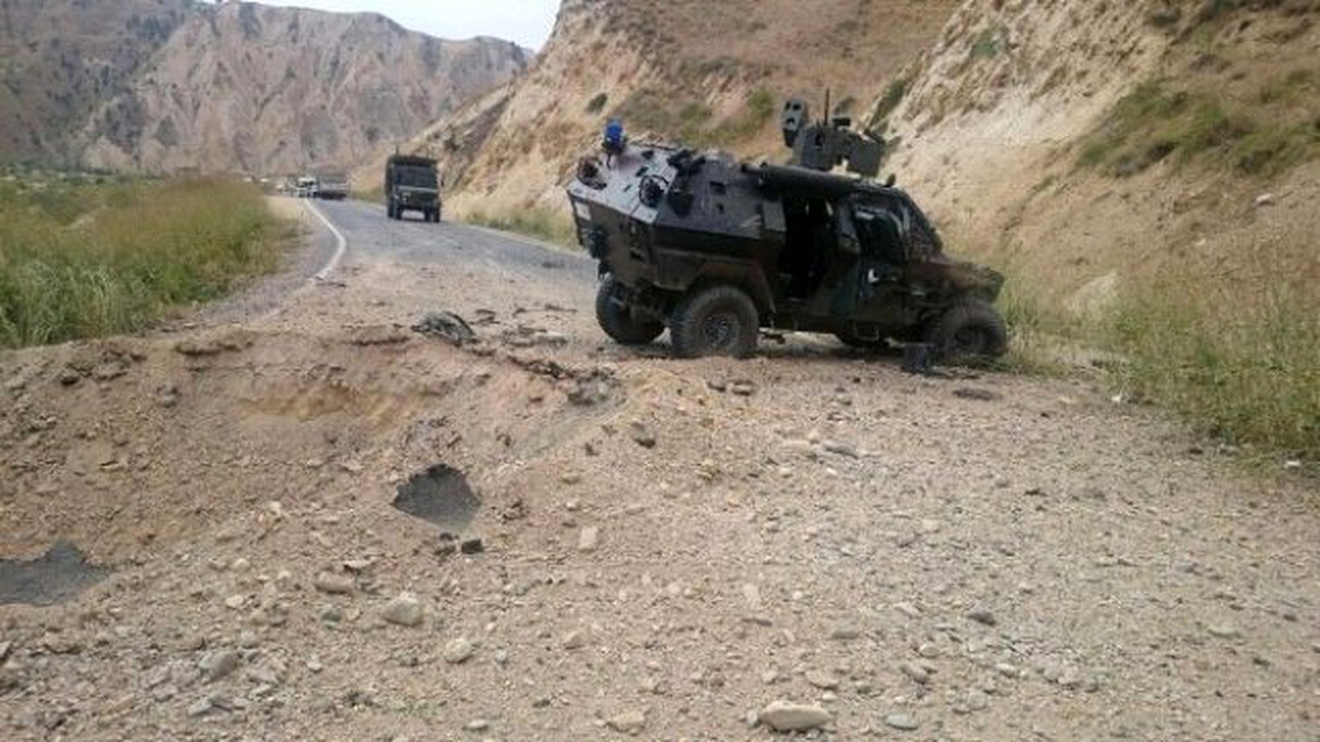 Hakkari\'de Askeri Araca Tuzak: 3 Yaralı