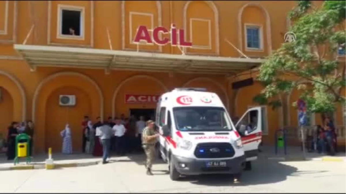 Askerleri Taşıyan Sivil Aracın Geçişi Sırasında Patlama - Yaralılar Hastaneye Getirildi