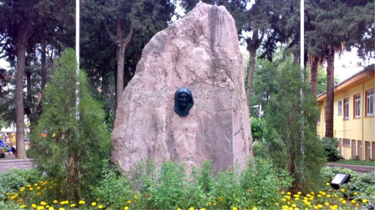 Büyük Önder Atatürk\'e Annesinin Mezarından Çiçek