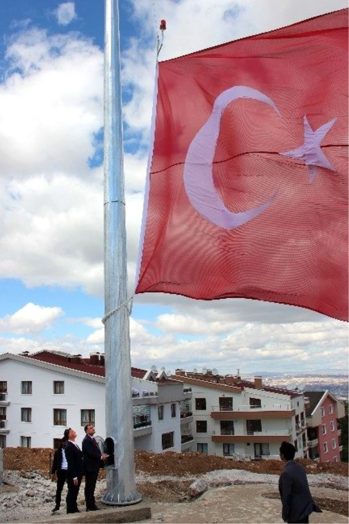 Çankaya\'nın Tepesine Dev Türk Bayrağı