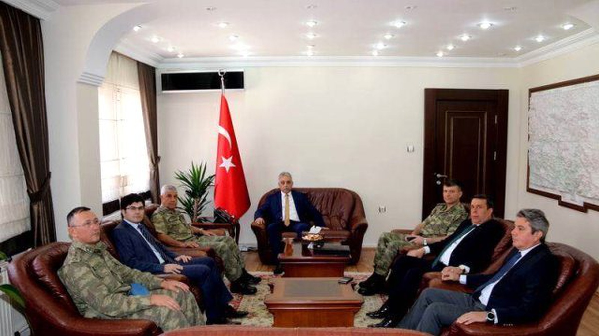 Korgeneral Çetin\'den, Vali Toprak\'a Ziyaret