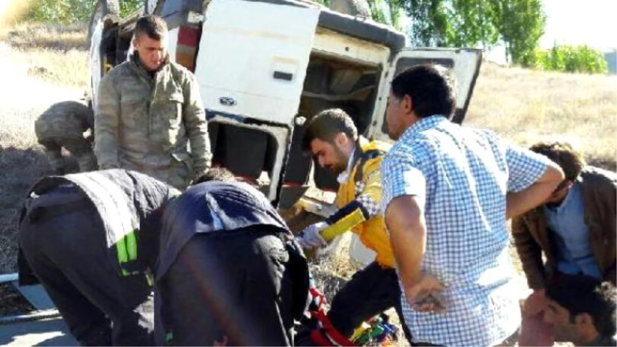 Köy Minibüs Devrildi: 4\'ü Ağır 12 Yaralı