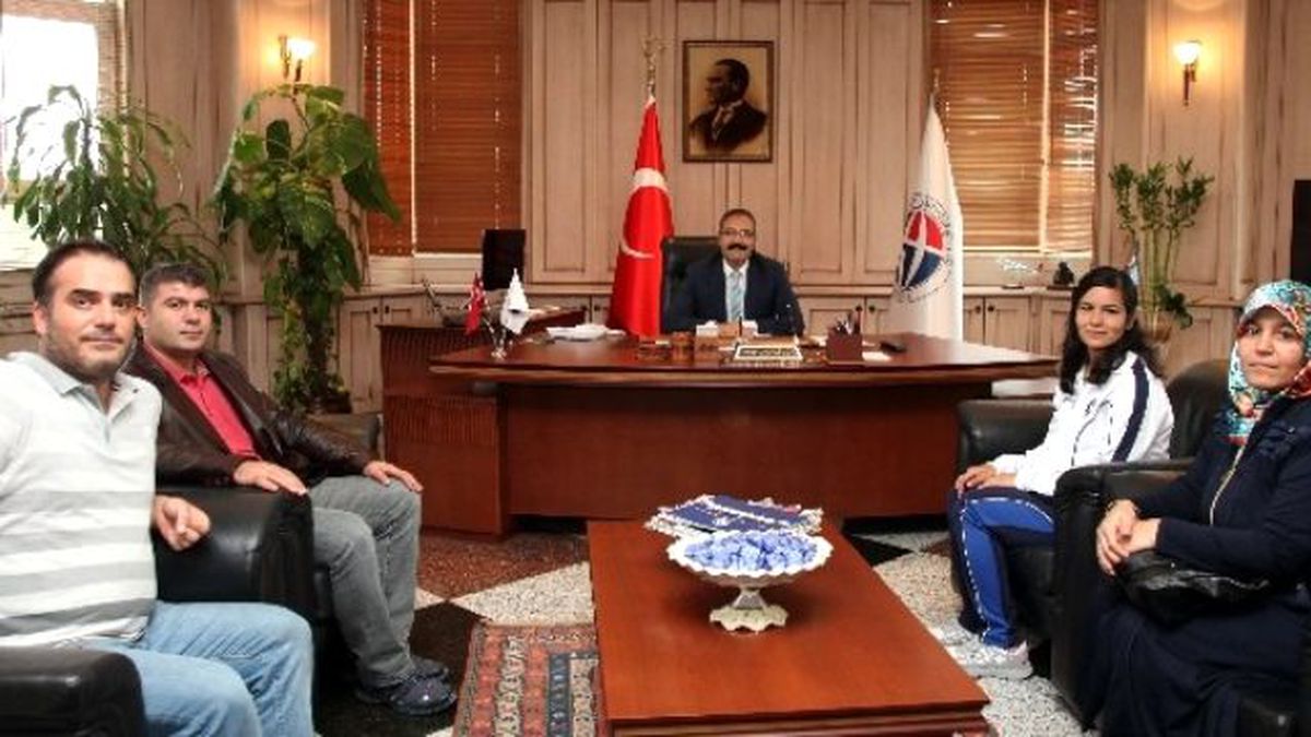 Olimpiyat Şampiyonundan Rektör Gür\'e Ziyaret