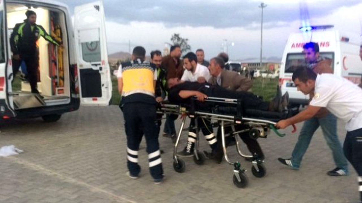 PKK\'lı Teröristler, Başkale\'de Korucuları Taşıyan Minibüse Saldırdı: 3 Yaralı