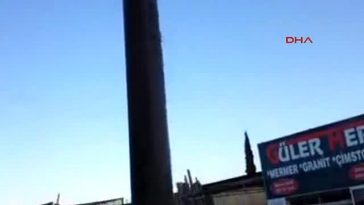 Söke\'de Beton Aydınlatma Direğinden Su Aktı