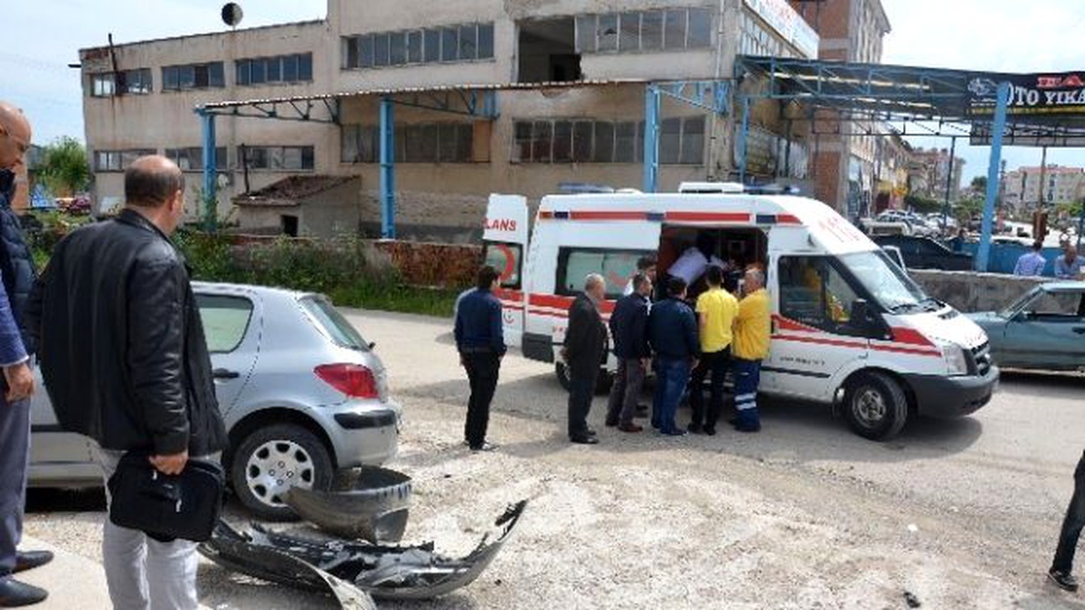 Başkent\'te Trafik Kazası: 3 Yaralı