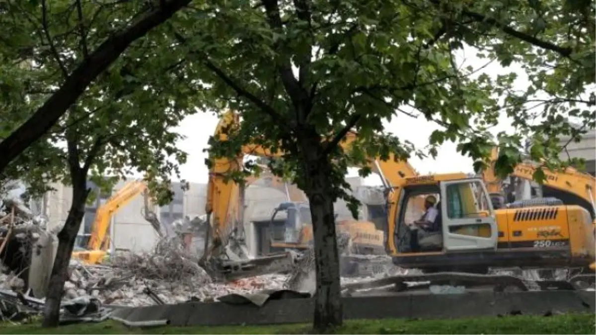 TBMM Eski Hizmet Binasının Yıkım Çalışması Sürüyor