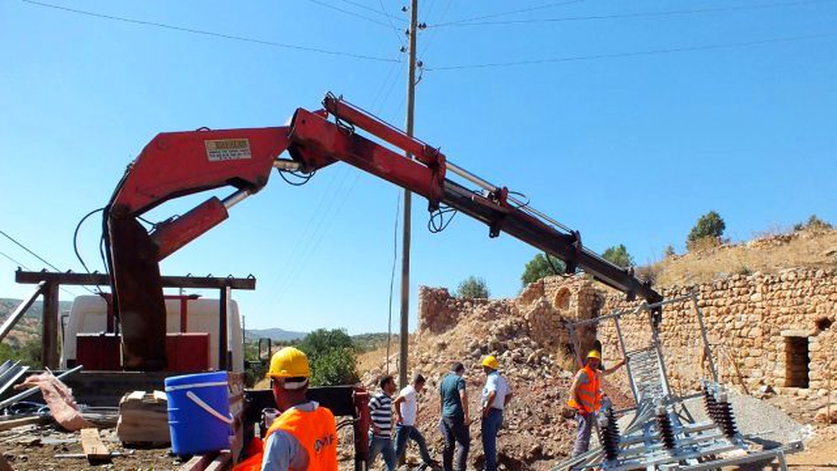 Yüksekova\'da Hasar Gören Elektrik Şebekeleri Yenileniyor