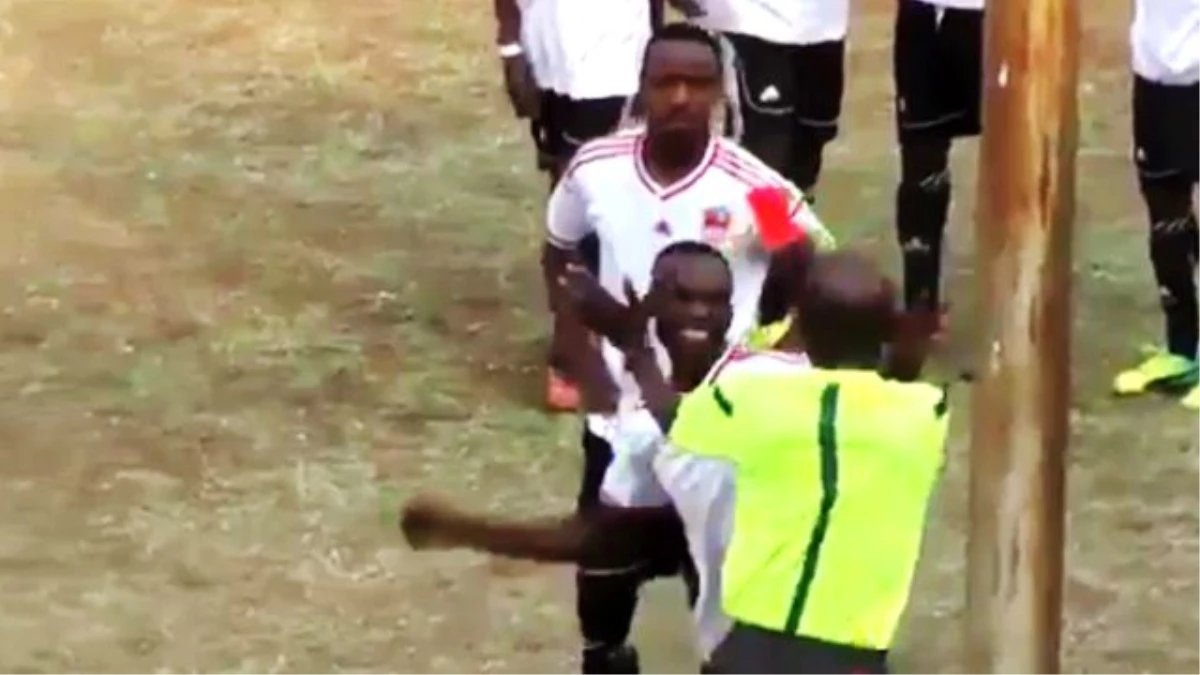 Zimbabwe\'de Futbolcu, Kırmızı Kart Gösteren Hakeme Saldırdı