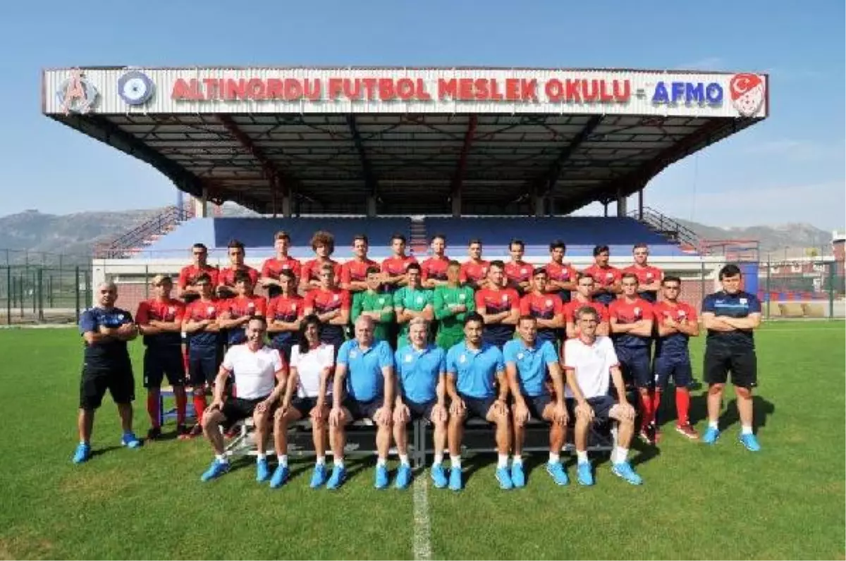 Altınordu U19 Levski Sofya Önünde