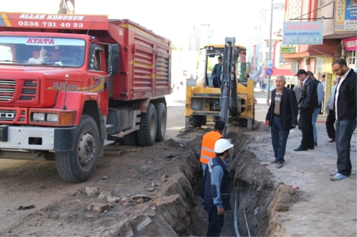 Atatürk Bulvarında Alt Yapı Çalışmaları Devam Ediyor