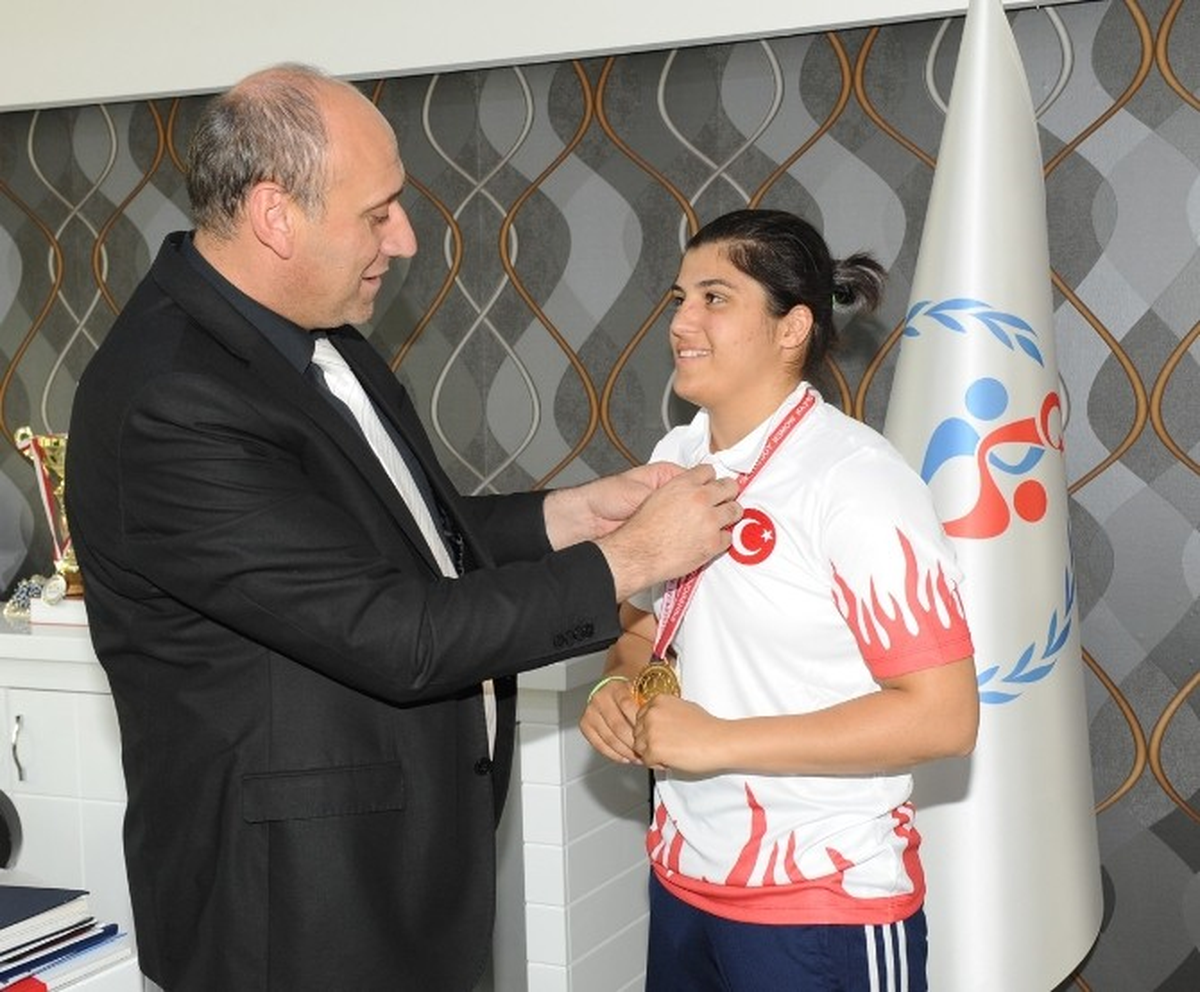 Avrupa Boks Şampiyonu Busenaz Sürmeneli\'den Gençlik Hizmetleri ve Spor İl Müdür Vekili Öztürk\'e...