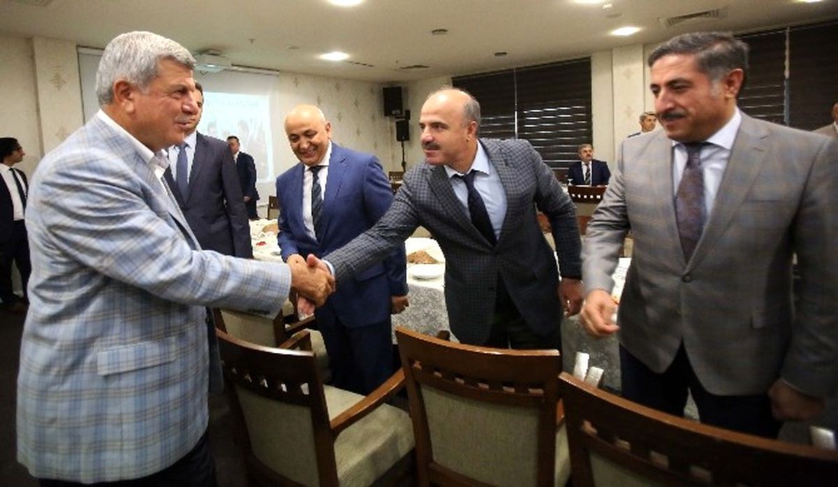 Başkan Karaosmanoğlu\'ndan, Okumuş ve Aydınlık\'a Veda Yemeği