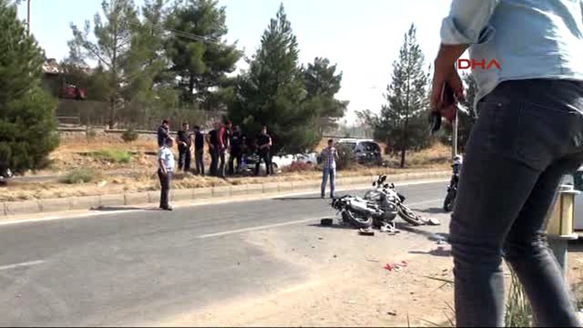 Diyarbakır Polis Motosikleti, Park Halindeki Otomobile Çarptı: 2\'si Polis 3 Kişi Yaralandı