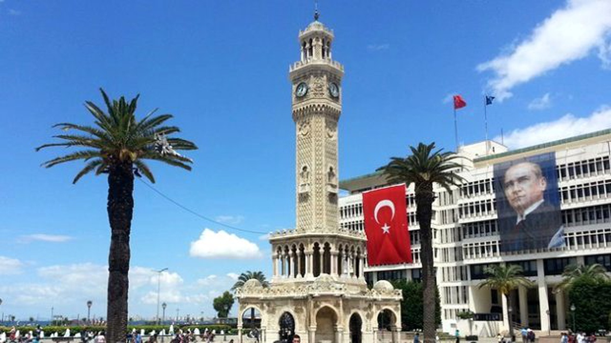 İzmirli Fotoğraf Sanatçısı, Konak Saat Kulesi\'ni Ölümsüzleştirdi