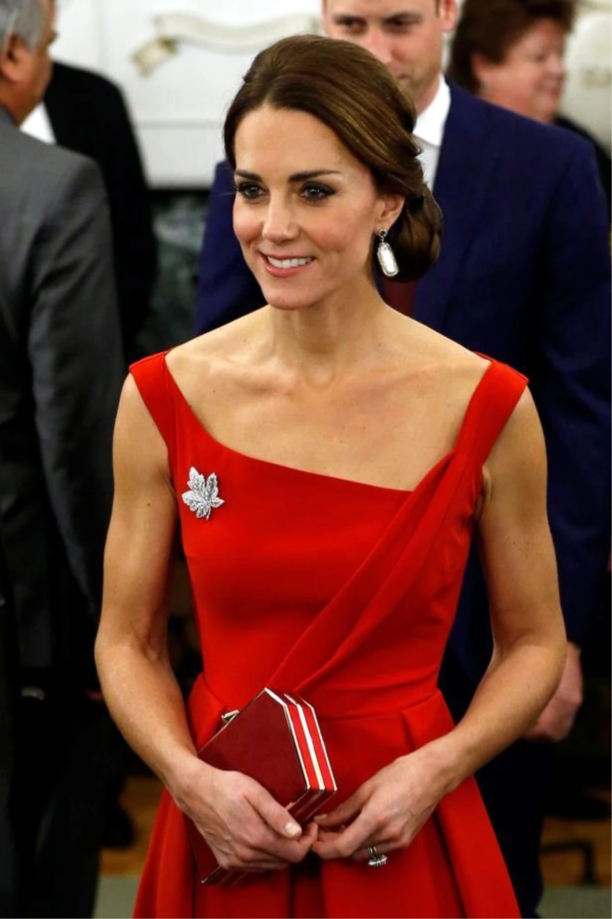 Kate Middleton\'ın Fazlalıkları Elbisesinden Taştı