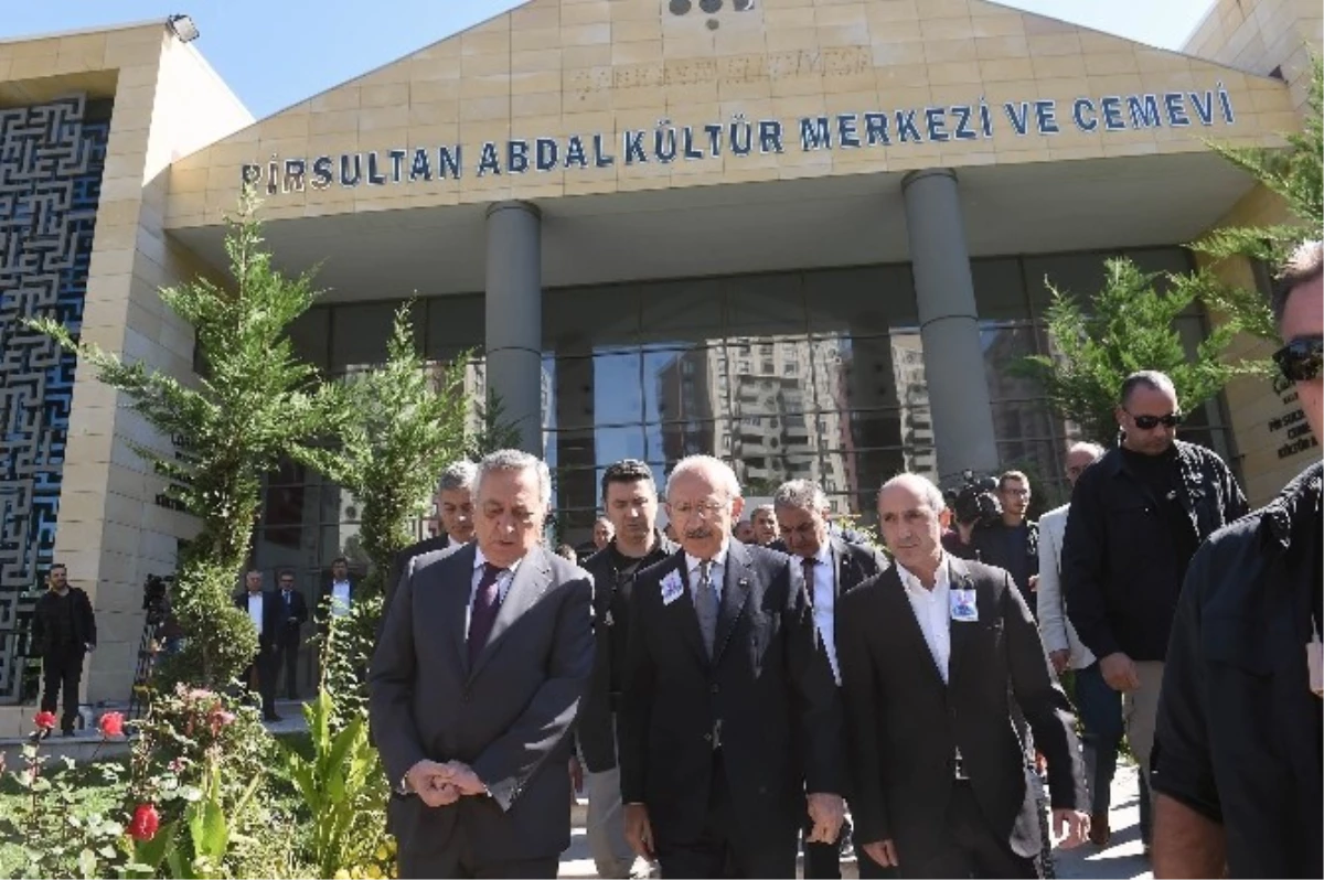 Kılıçdaroğlu CHP Pm Üyesi Ali Öztunç\'un Kayınpederinin Cenaze Törenine Katıldı