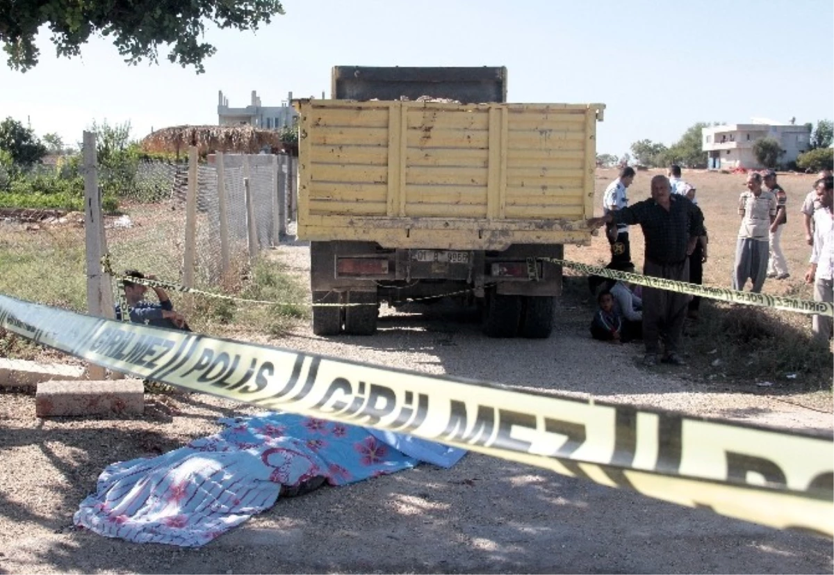 Adana\'da Kamyonetin Altına Giren Motosikletteki İki Kişi Öldü