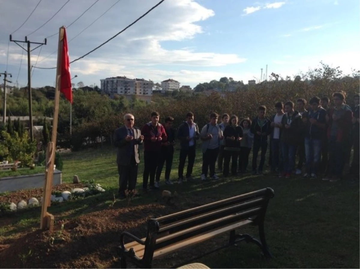 Öğrenciler Şehit Ercan Çelik\'in Kabrini Ziyaret Ettiler