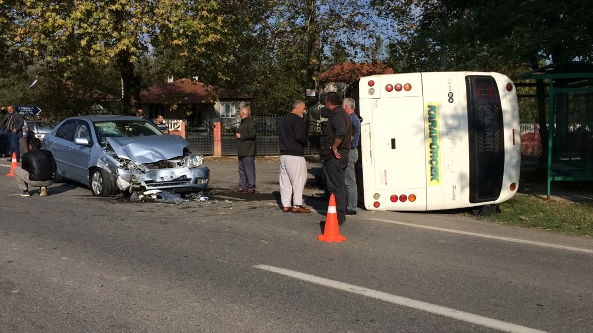 Otomobil Servis Minibüsüyle Çarpıştı: 12 Yaralı