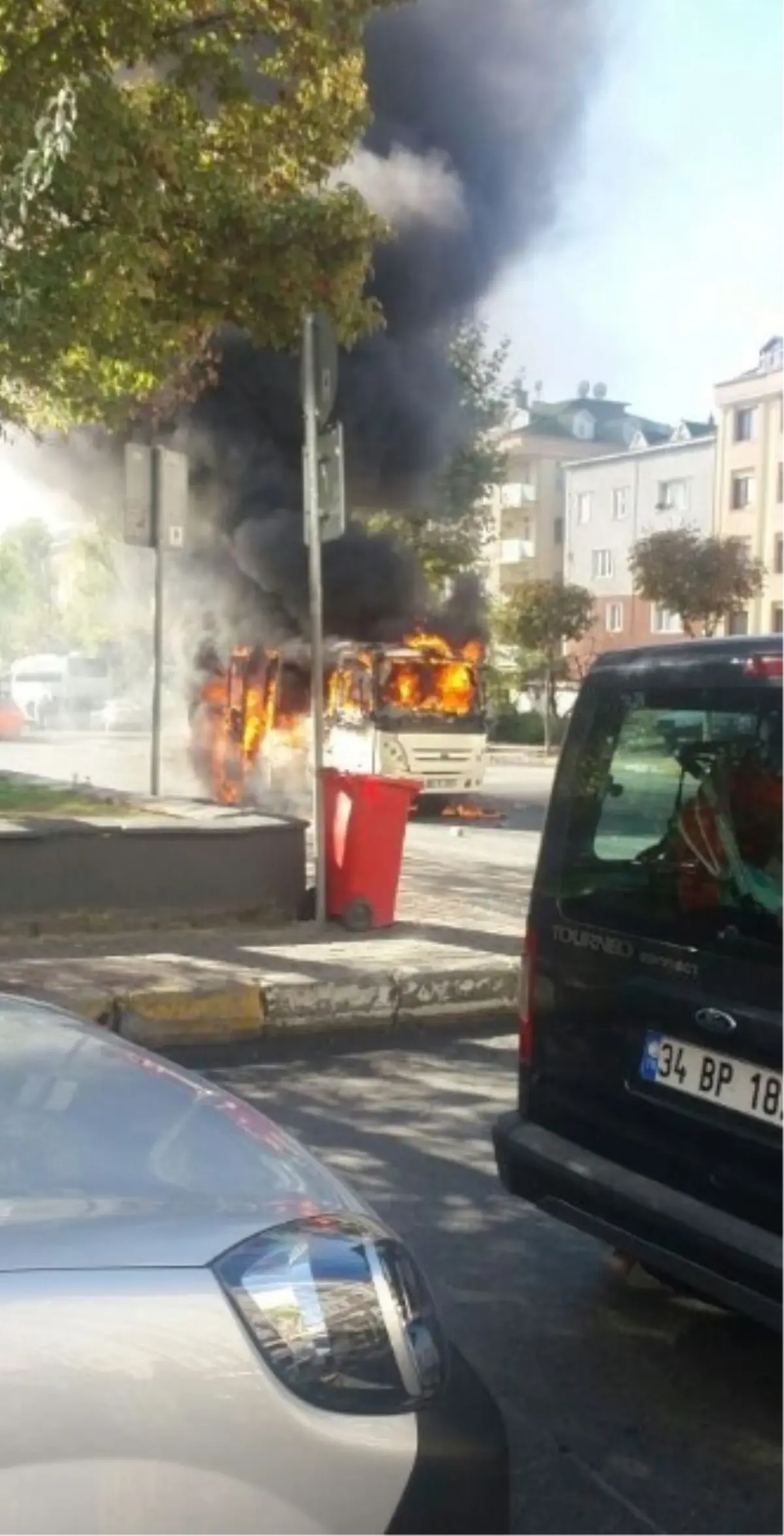 Bağcılar-Habibler Hattında Çalışan Minibüs Alev Alev Yandı