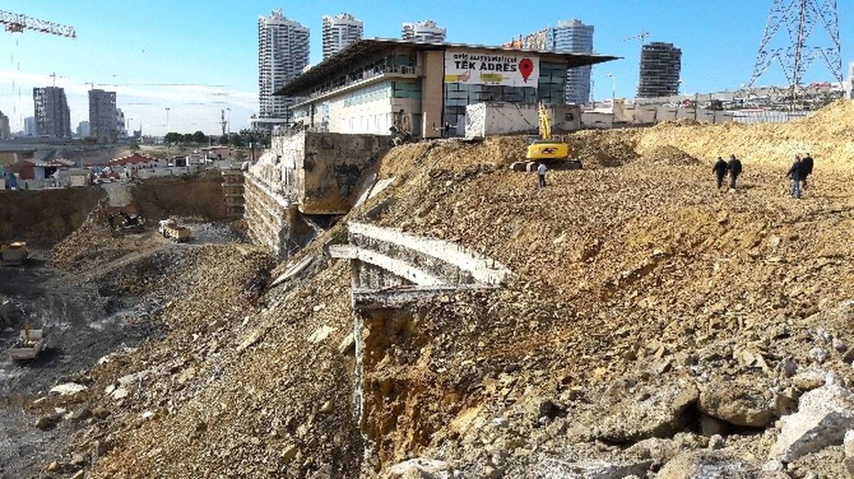 Başakşehir\'de Dev İstinat Duvarı Çöktü