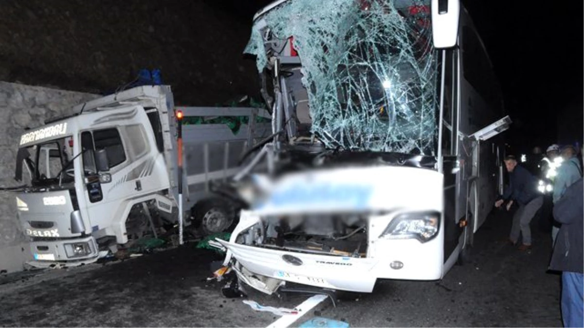 Samsun\'da Trafik Kazası: 1 Ölü, 39 Yaralı