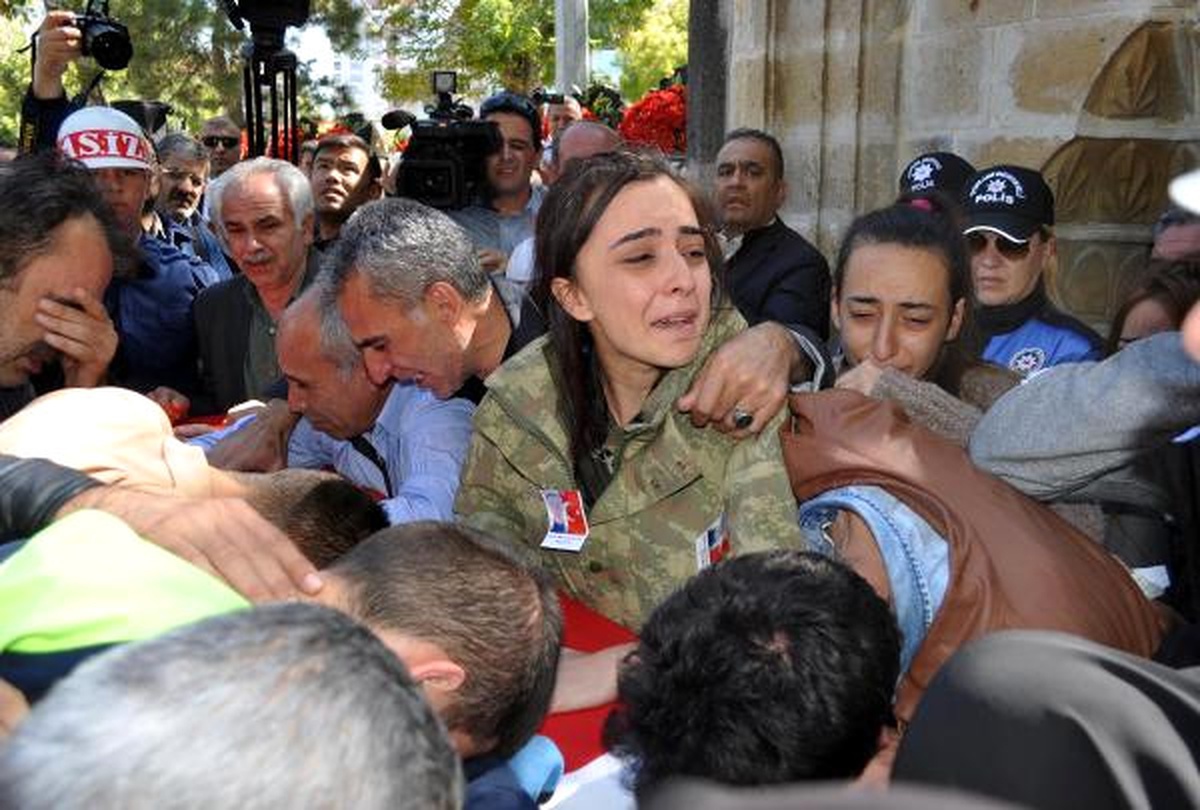 Şehit Nişanlısını Parmağında Yüzüğü, Sırtında Parkasıyla Uğurladı