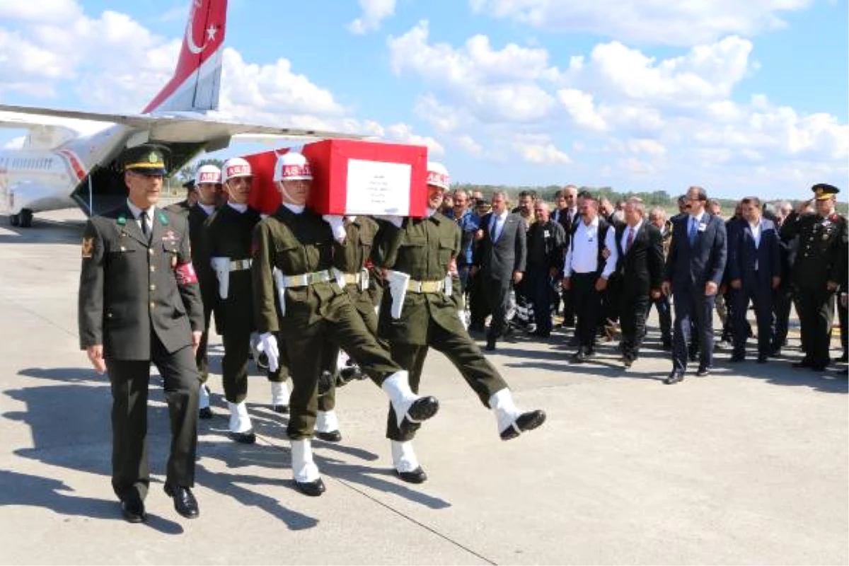 Şehit Uzman Onbaşı\'nın Cenazesi Samsun\'da Gözyaşlarıyla Karşılandı