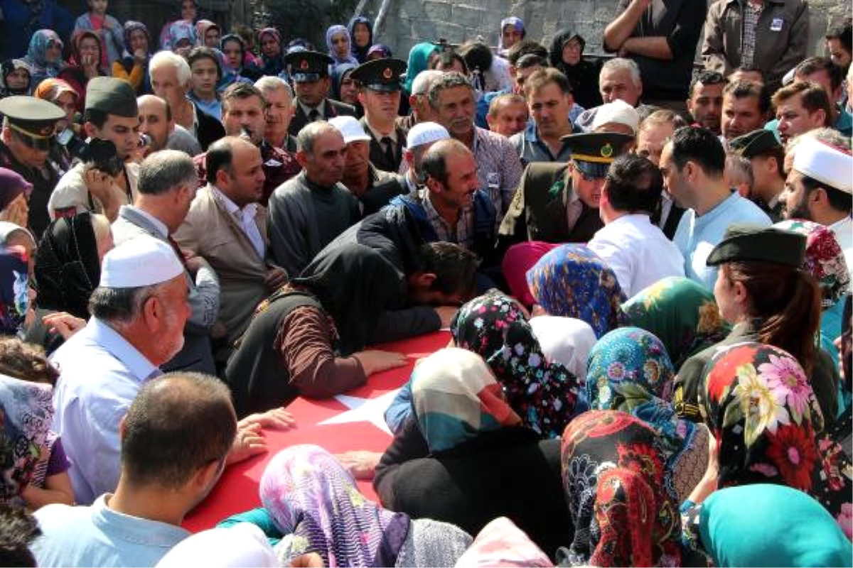 Şehit Uzman Onbaşı\'nın Cenazesi Samsun\'da Gözyaşlarıyla Karşılandı (2)