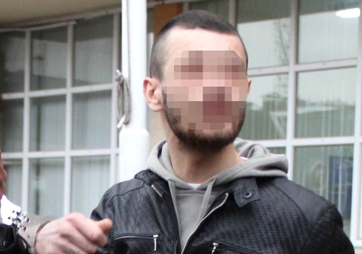 Şüpheli Araçta 2 Tabanca ve Uyuşturucu Hap Ele Geçti