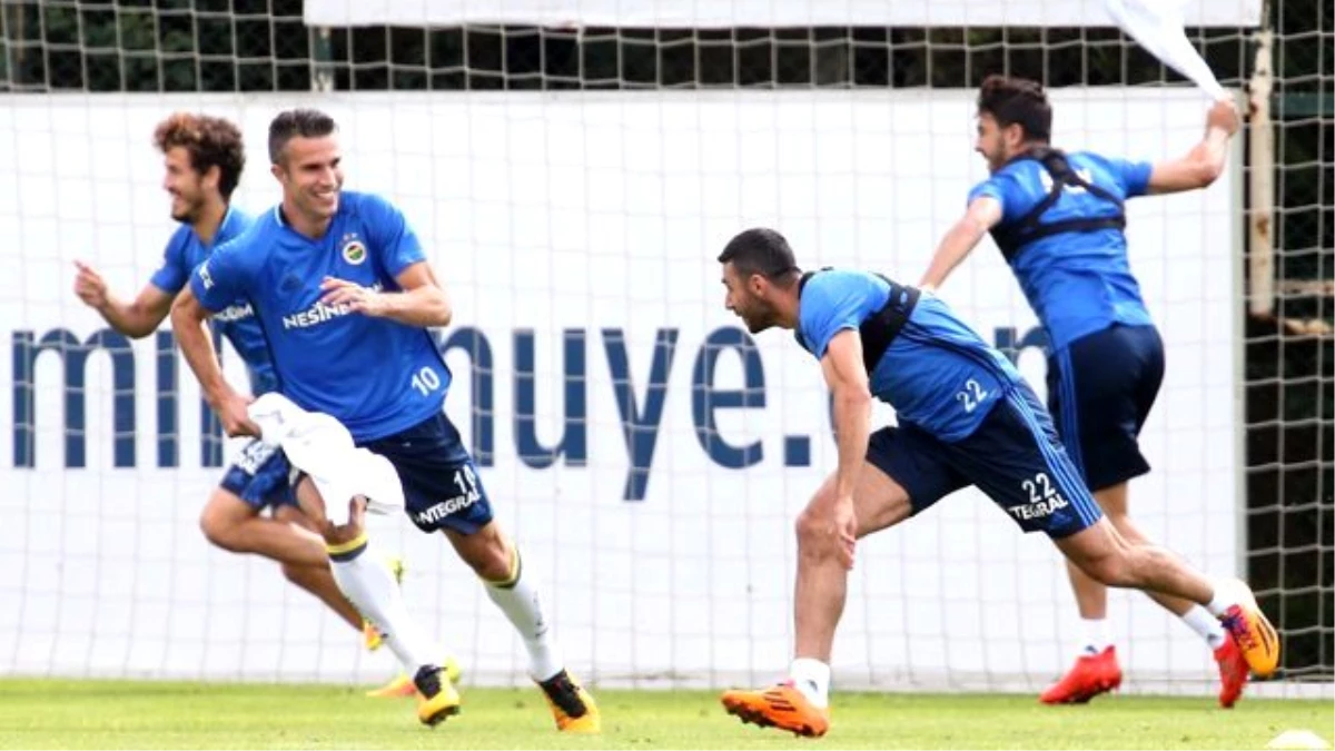 Van Persie\'nin Antrenmandaki Neşeli Tavırları Dikkat Çekti