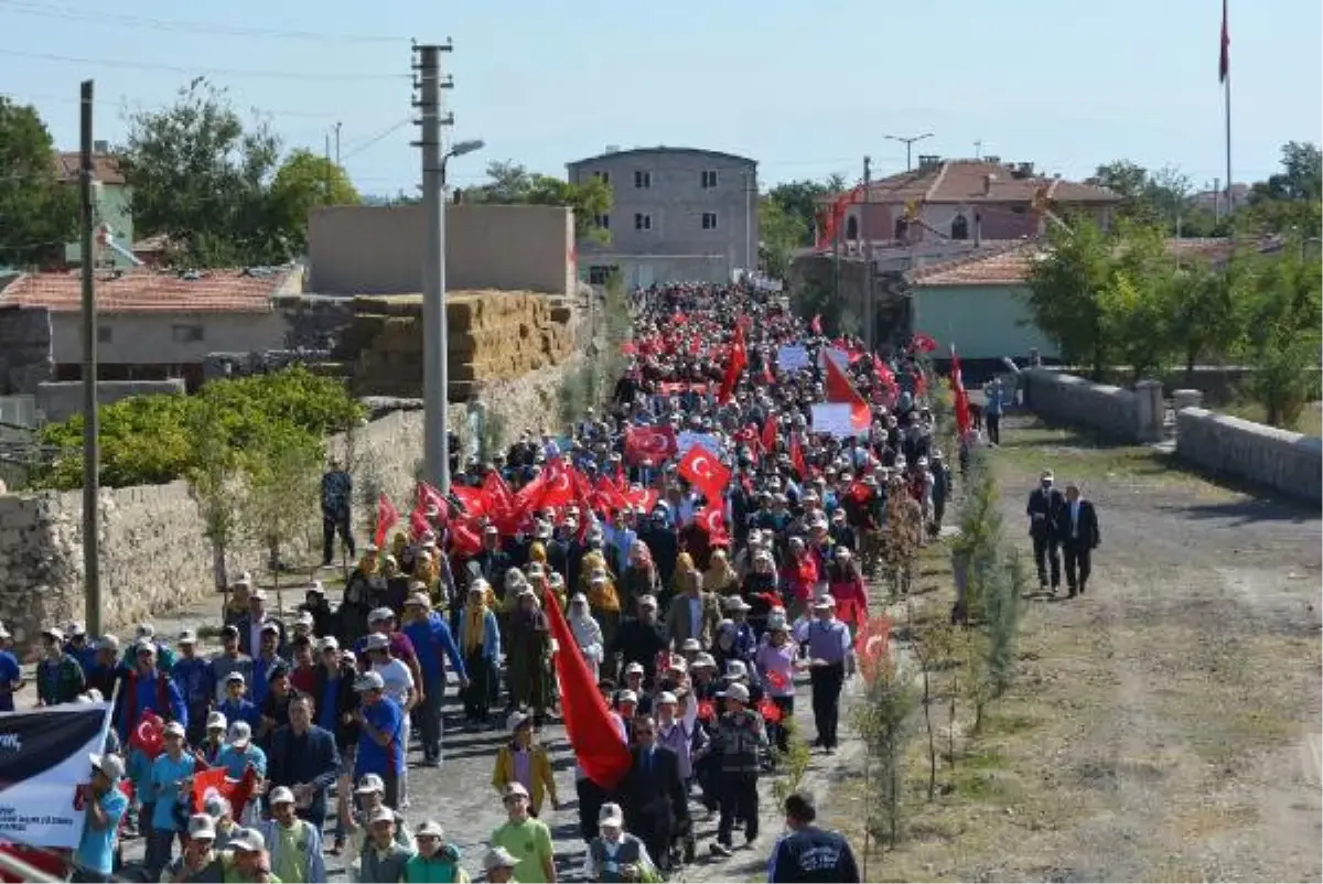 2 Bin 500 Öğrenci Şehit Ömer Halidemir\'in Kabrini Ziyaret Etti