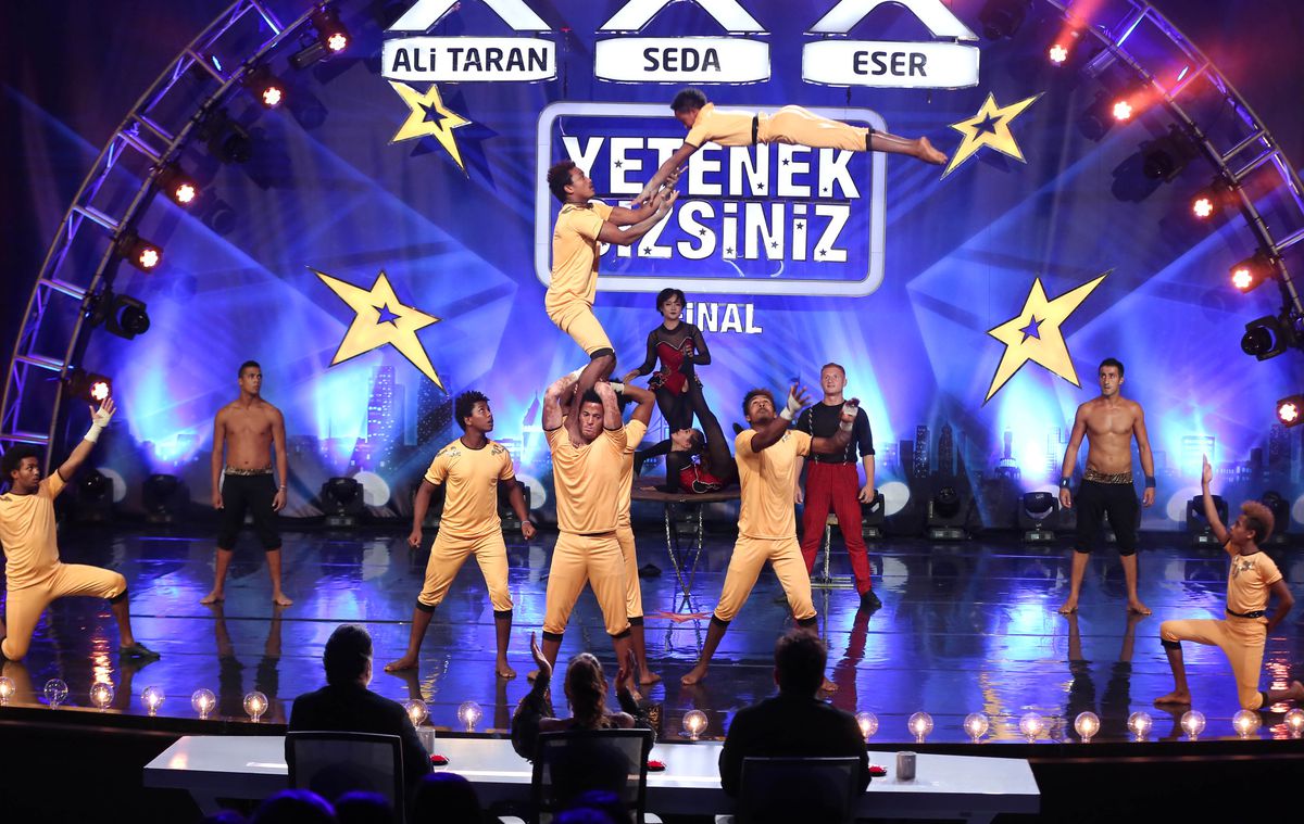 Akdeniz Circus Team\'in Final Performansı