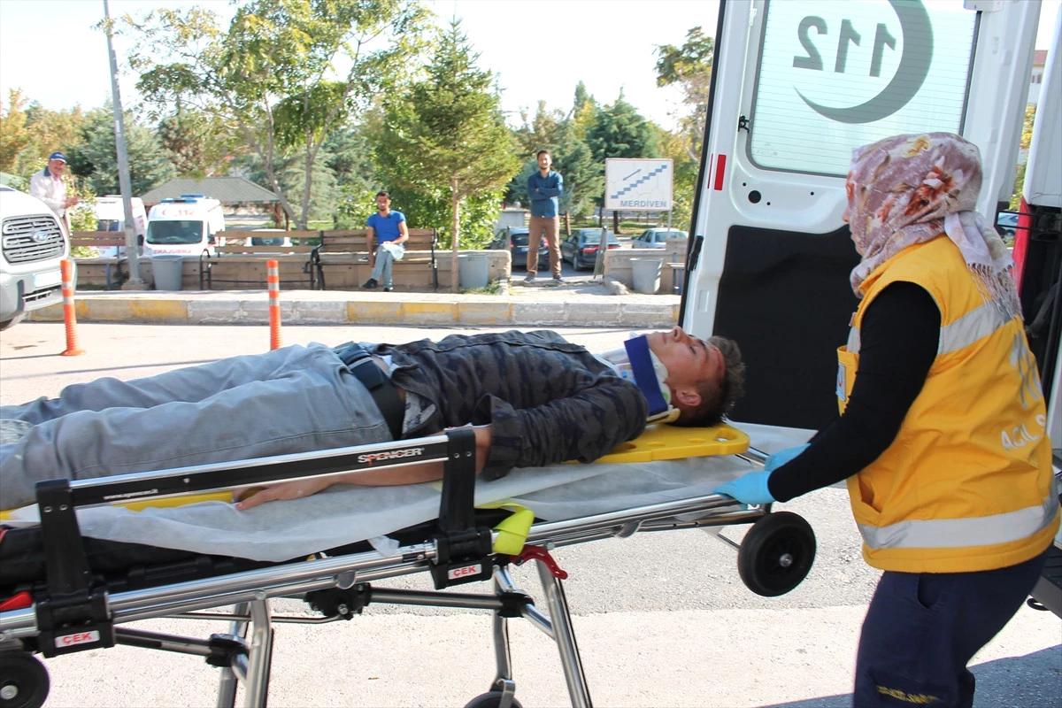 Aksaray\'da Minibüs ile Öğrenci Servisi Çarpıştı: 6 Yaralı