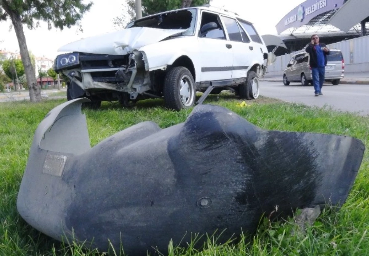 Aksaray\'da Otomobiller Çarpıştı: 2 Yaralı