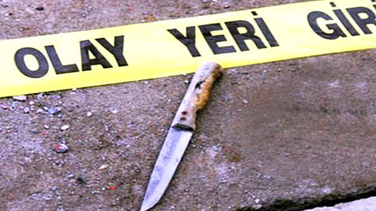 Annesinin Cenazesinde Yeğenini Bıçakladı