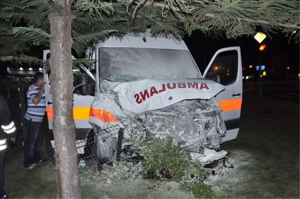 Antalya\'da Hasta Taşıyan Ambulans Kaza Yaptı: 7 Yaralı