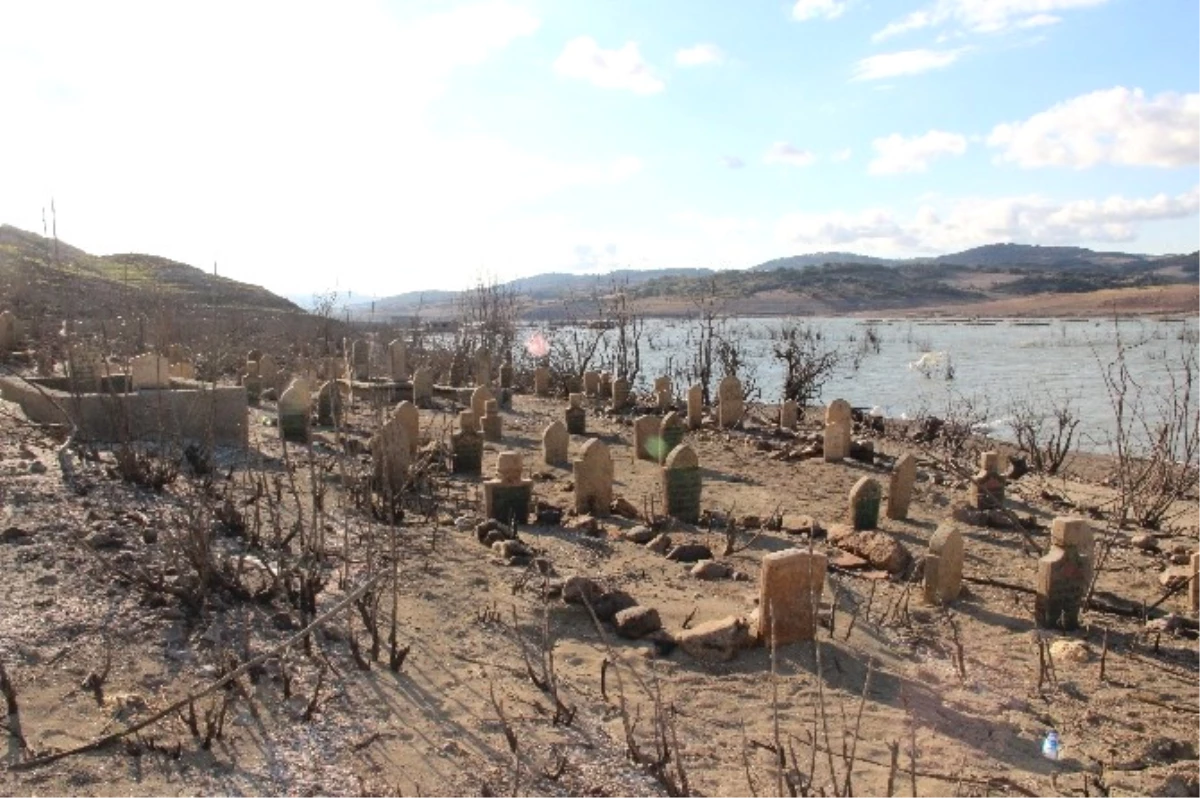 Baraj Suları Çekilince Eski Köy Yeniden Ortaya Çıktı