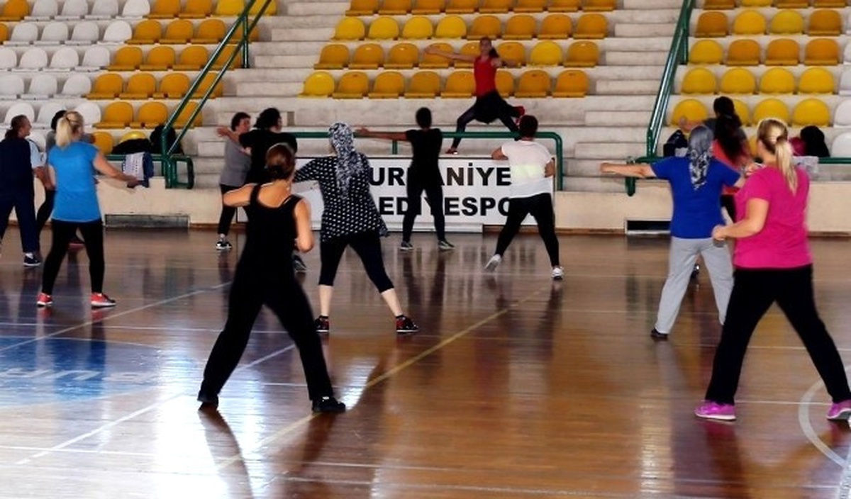 Burhaniye\'de Hanımlar Uzman Eşliğinde Spor Yapıyor