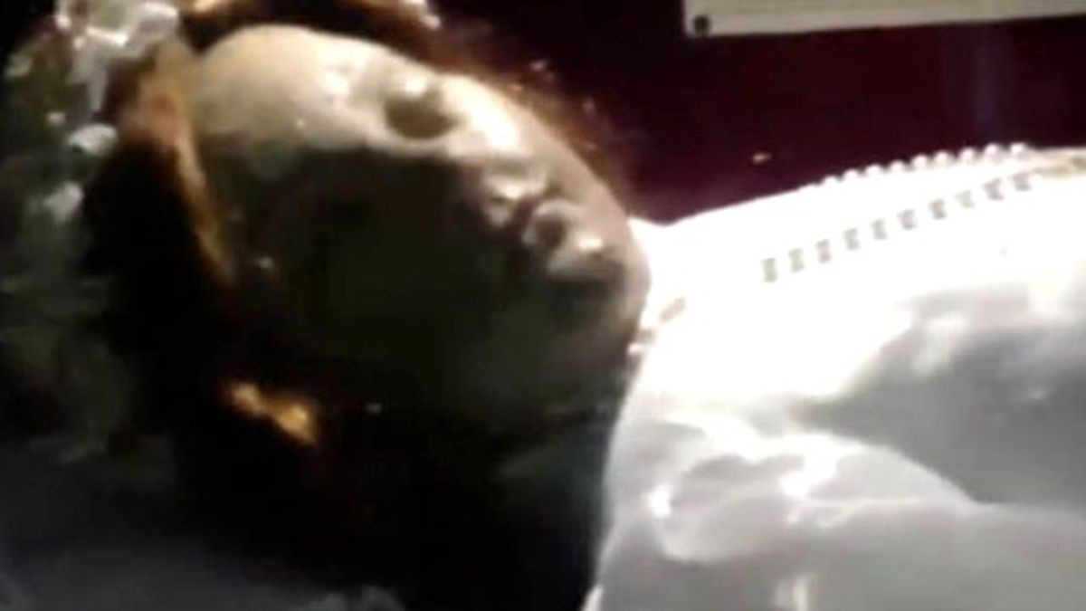 Cesedi Kilisede Sergilenen 300 Yıllık Azize Mumyası Gözlerini Açıp Kapadı