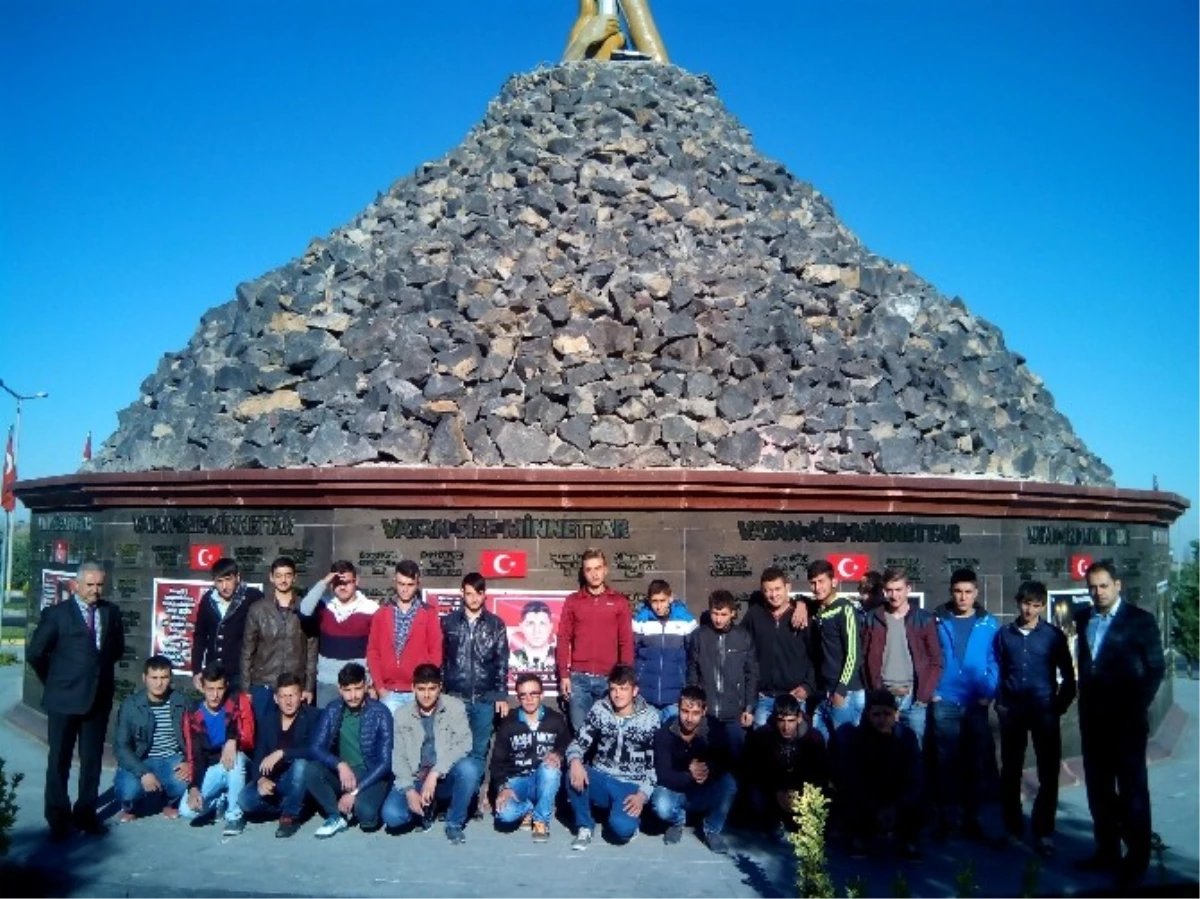 Çıraklık Eğitim Merkezi Öğrencileri Şehitler Anıtını Ziyaret Etti