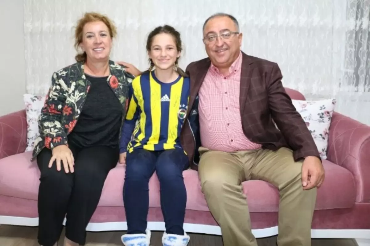 Fenerbahçeli Oyuncuların İmzaladığı Forma Şehit Kızını Sevindirdi