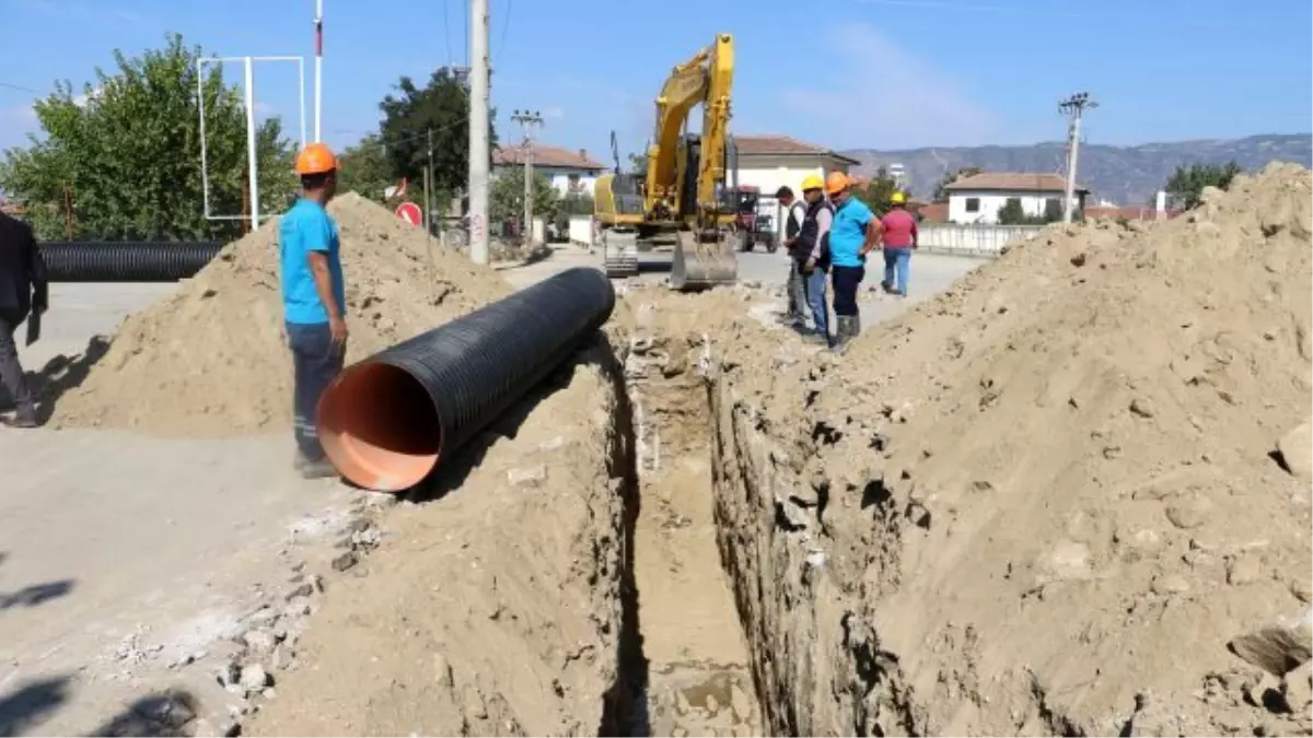 Maski Sarıgöl\'de Yağmur Suyu Hattı Döşüyor