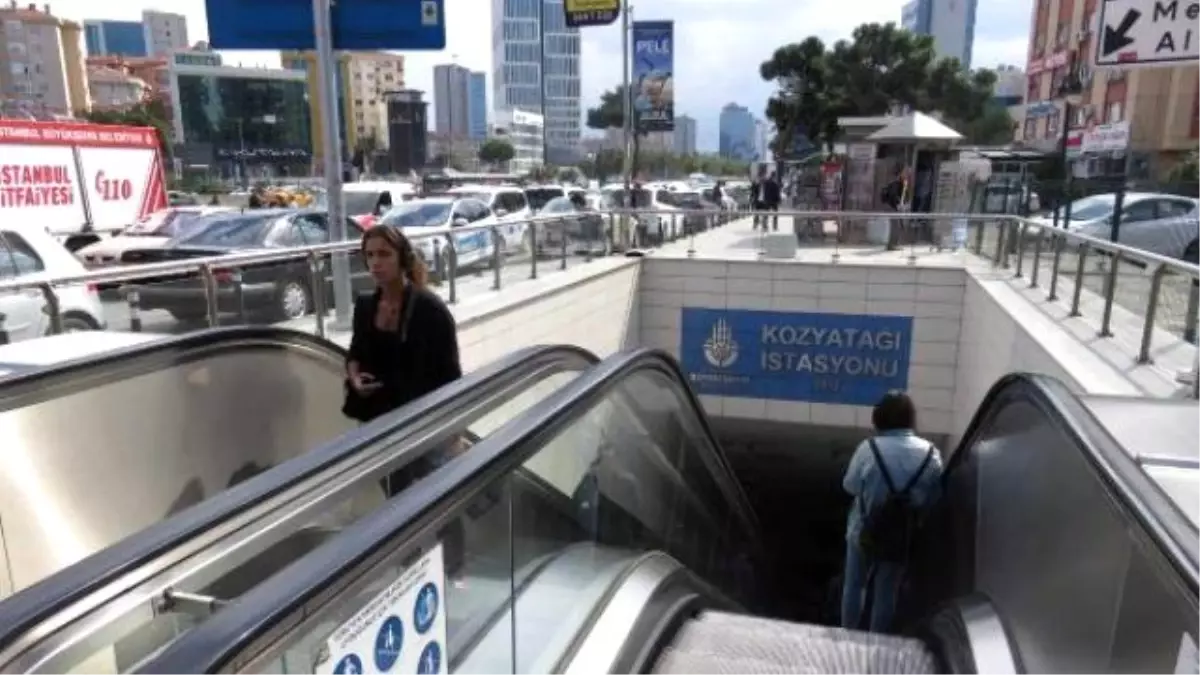 Kozyatağı Metro İstasyonu\'nda Bekleyen Bir Kadın, Durağa Yanaşan Metronun Önüne Atlayarak İntihar...