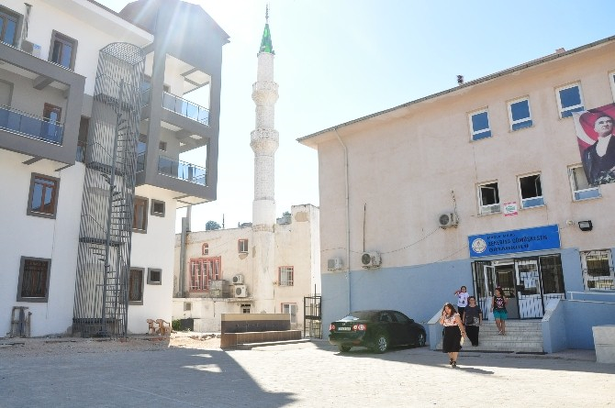 Milas\'ta Okulun Duvarları Yıkılınca Öğrenciler Mağdur Oldu